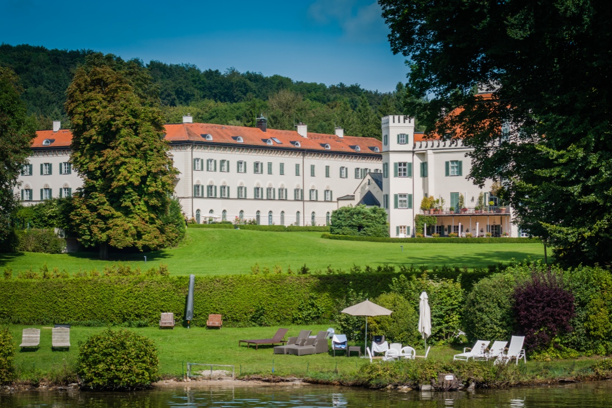El castillo de Possenhofen (Schloss Possenhofen) se encuentra en la orilla occidental del lago de Starnberg, en la Alta Baviera (Oberbayern)