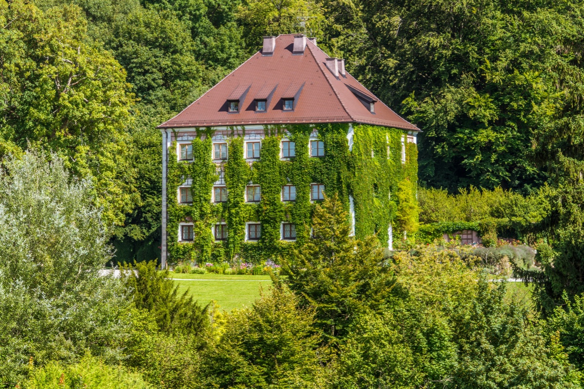 Residencia de verano del rey Luis II: el castillo de Berg (Schloss Berg), a orillas del lago de Starnberg