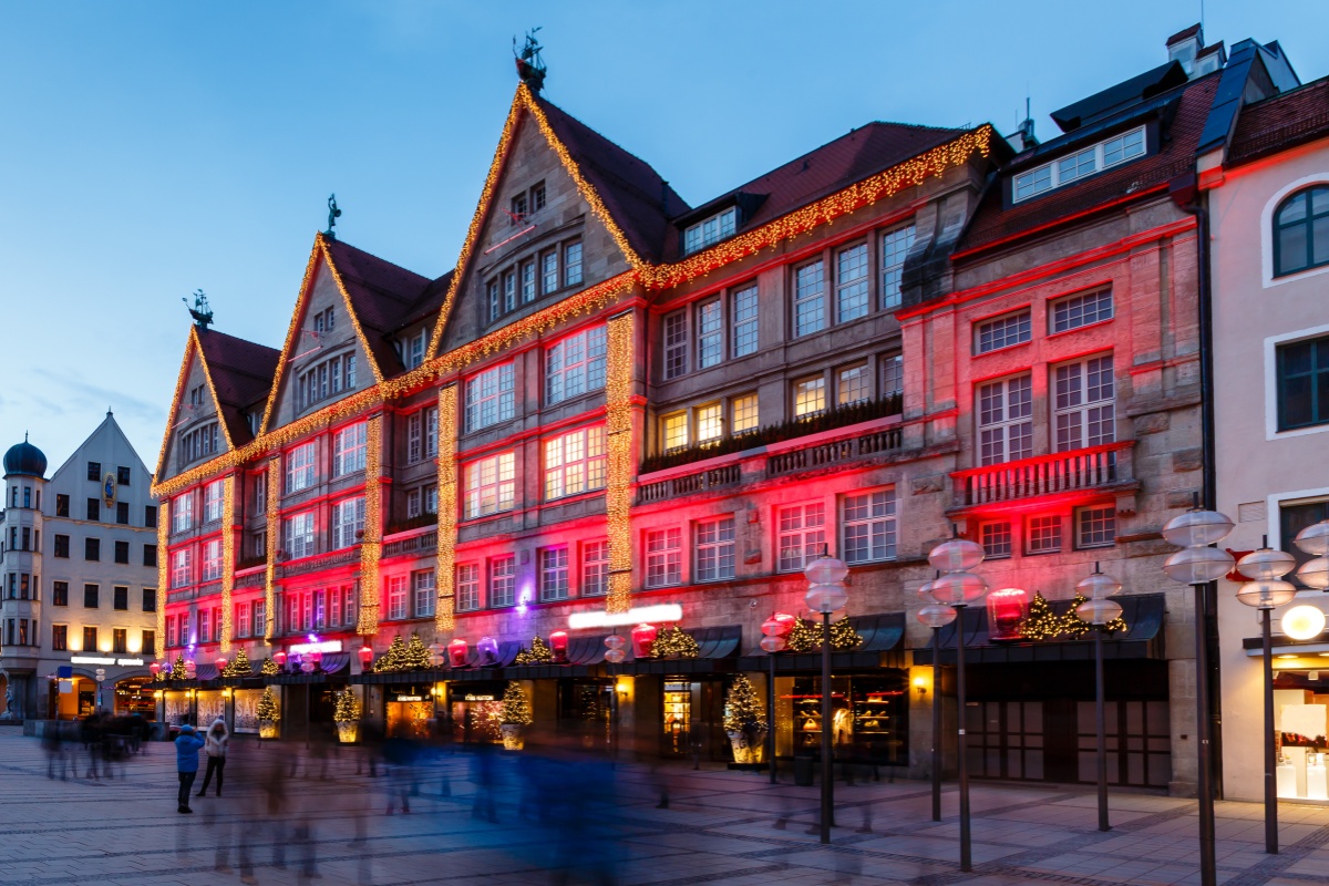 La calle Neuhauser y la puerta de Karlsplatz en Múnich