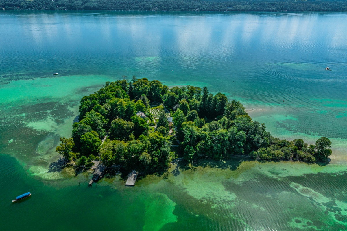 La Roseninsel (Isla de las Rosas) se encuentra en el lago de Starnberg, al sur de Múnich, en la Alta Baviera