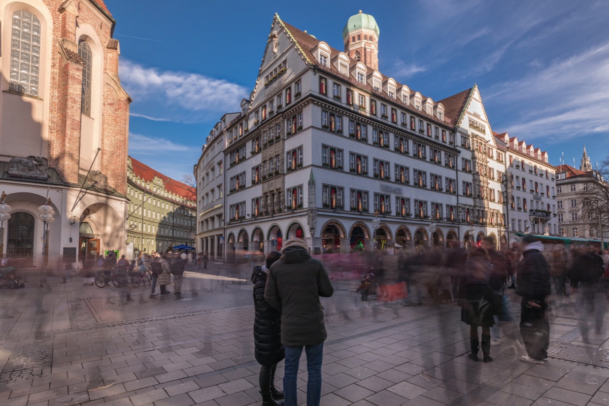 La Kaufingerstrasse, calle comercial y zona peatonal del centro de Múnich, cerca de la Marienplatz