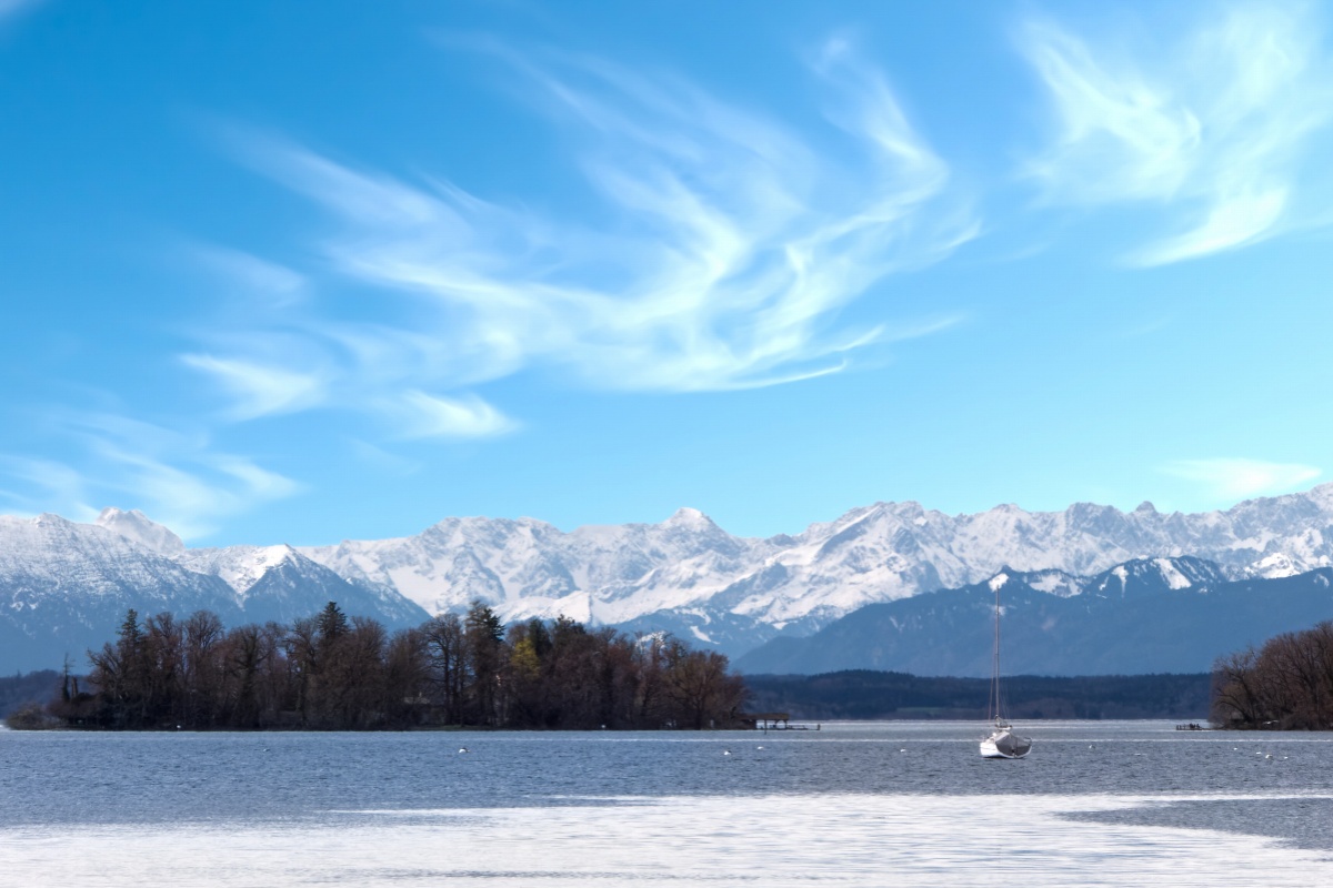 El Herzogstand sobre el lago Walchensee y las montañas que lo rodean