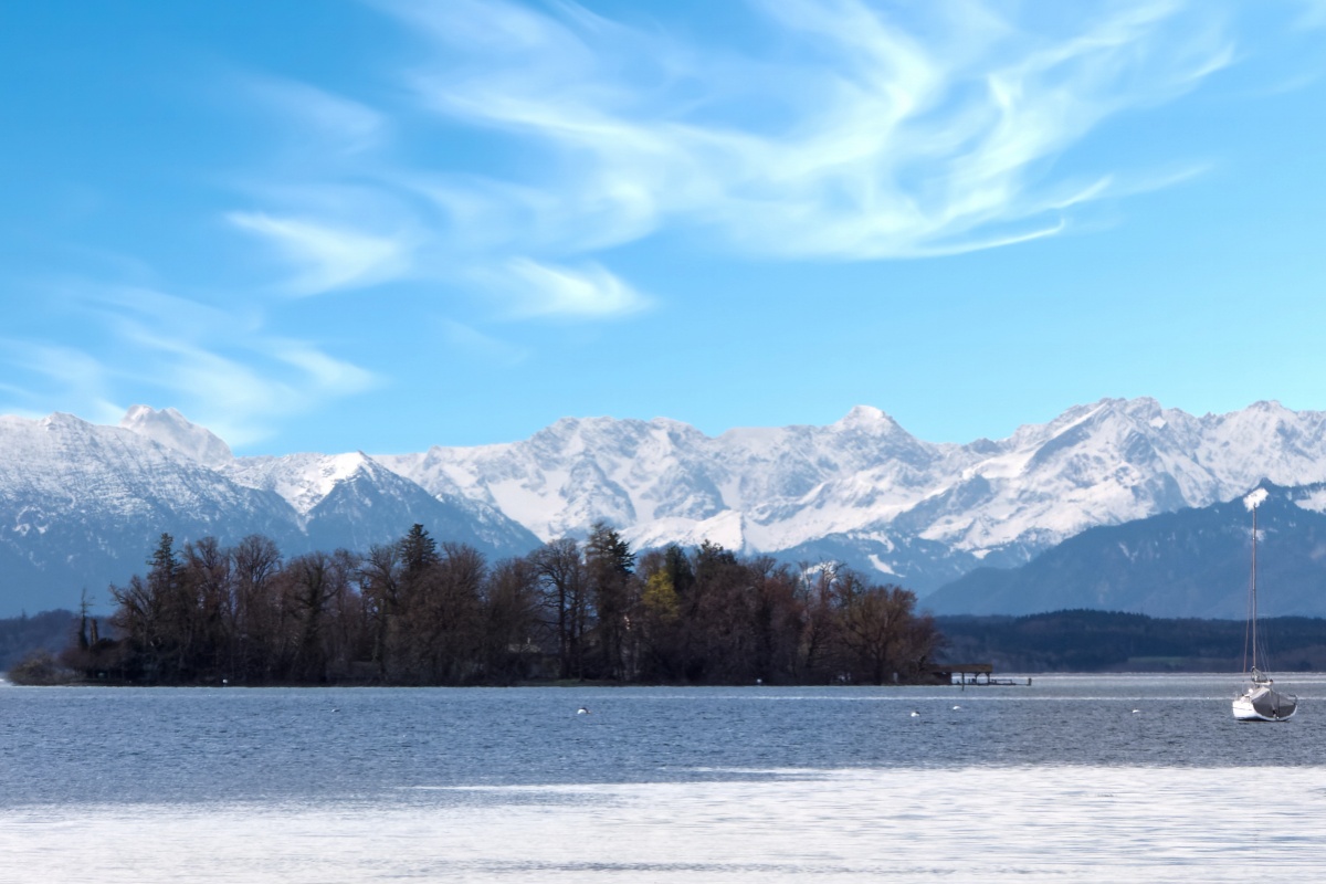 La Roseninsel (Isla de las Rosas) se encuentra en el lago de Starnberg, al sur de Múnich, en la Alta Baviera, frente a las montañas nevadas
