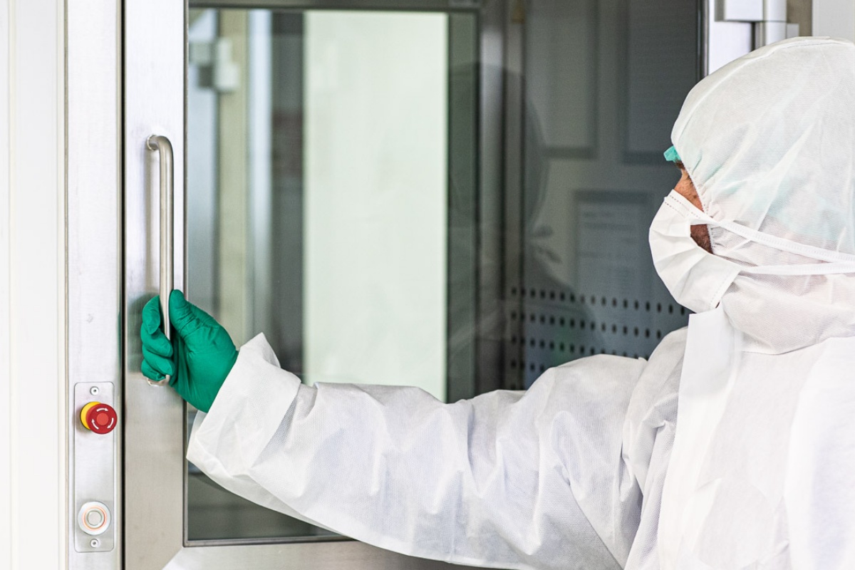 T&eacute;cnico abriendo la puerta del equipo de laboratorio